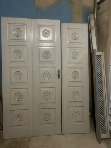 Vende-se porta e janela massaranduba madeira boa abre as 3 partes da porta