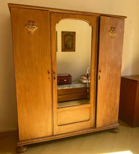 Guarda-roupa antigo relíquia madeira infantil