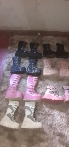 Estou vendendo botas góticas demoníacas, 100 reais cada, se tiver interesse *