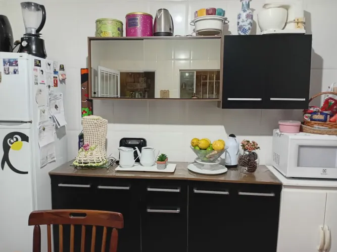 Um armário de parede 7 porta e uma gaveta valor 400 reais semi novo