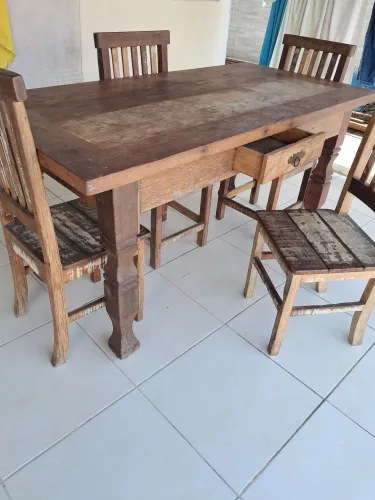 Mesa com 4 cadeiras 1 gaveta de madeira demolição