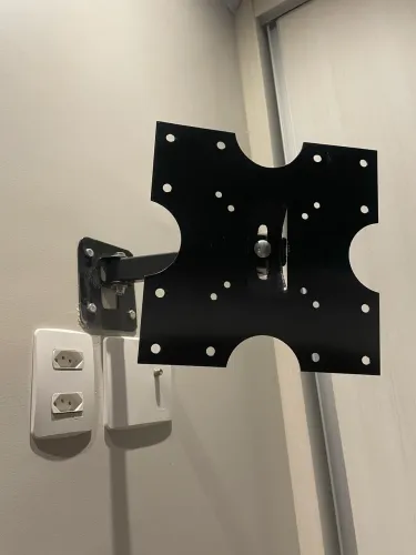 Suporte articulado para TV/Monitor, fixação na parede, com ajuste de posição.