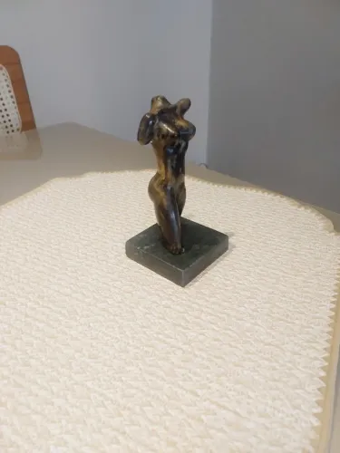 Linda escultura feminina mulher estilizada em bronze marron estonado