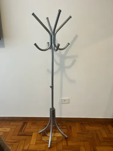 Cabideiro / Mancebo de metal na cor Prata, em ótimo estado