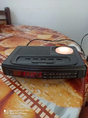 rádio relógio digital vintage da marca Semivox, modelo RS-221.