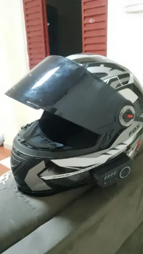 Vendo capacete número 58 seminovo , somente pix !!!! Vai com Bluetooth ainda 