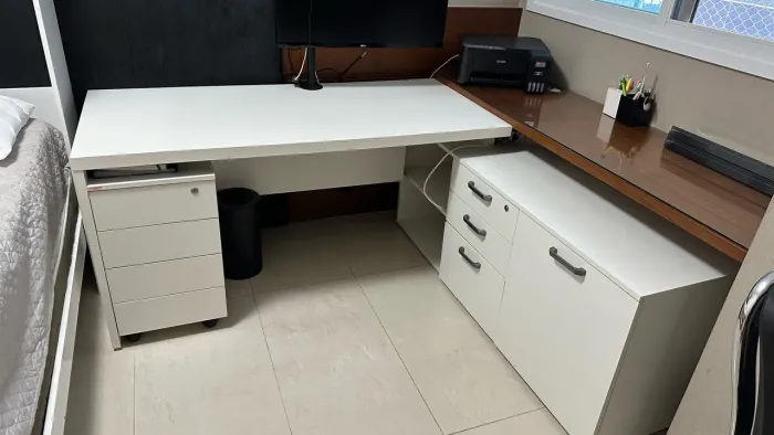 Mesa de escritório em L branca da escritolândia