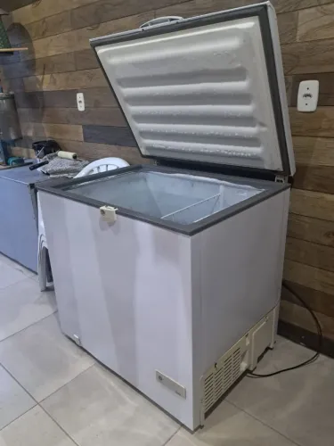 Freezer semi-novo, funcionando perfeitamente bem.