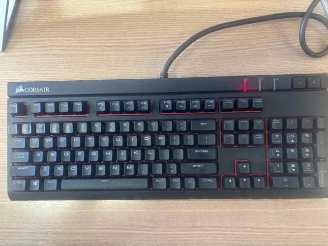 Teclado Mecanico Corsair Strafe - Cherry