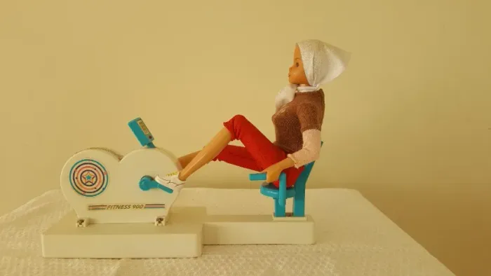 Boneca barbie na bicicleta ergometria