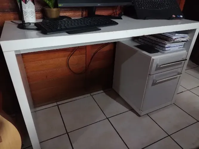Escrivaninha branca com gaveteiro