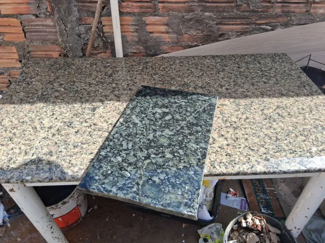 Mesa e pedra de marmore e um pedaço de peda de marmore