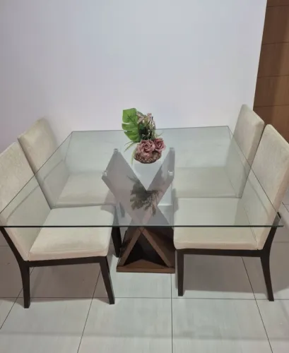 Mesa com tampo de vidro quadrado 120x120m
