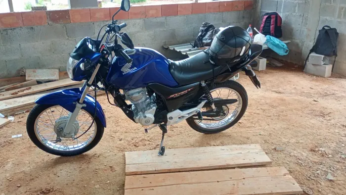 Moto pronta para rodar toda conserva