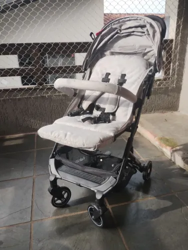 Carrinho de bebê com bebê conforto