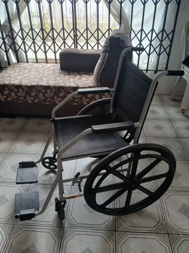 Cadeira de rodas e cadeira de banho