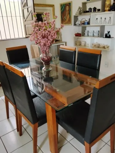 Mesa de madeira com seis cadeiras