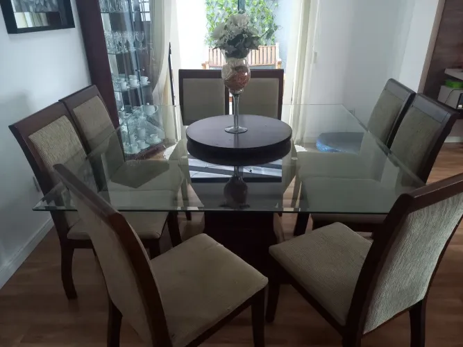 Mesa de jantar com 8 cadeiras em madeira maciça