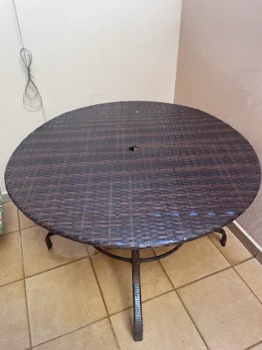 Mesa Redonda para Área Externa com Furo para Ombrelone Rattan/Fibra Sintética Marrom