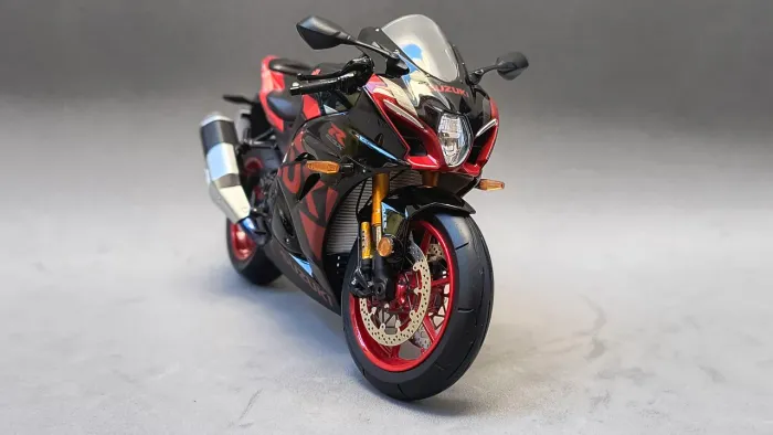 Miniatura Moto Suzuki GSX R 1000 1:12 Marca LCD Vermelha e Preta Premium