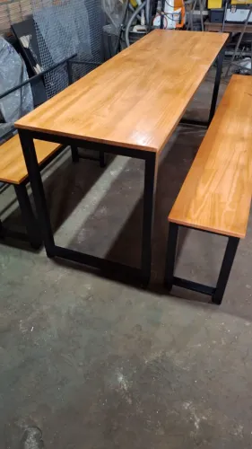 Mesa industrial em Pinus com Bancos