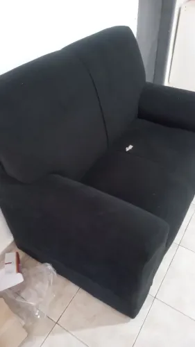Sofá preto de dois lugares