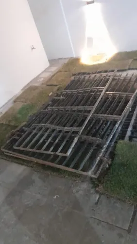 Portão de grade de ferro