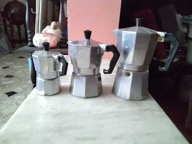 3 cafeteiras italianas MOKA em tamanhos diferentes