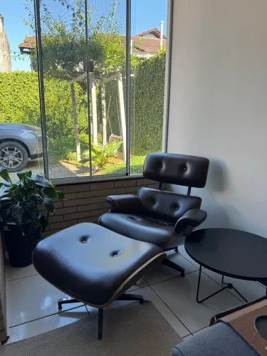 Poltrona Charles Eames Lounge Chair + Puff | Base Giratória | Design Premium