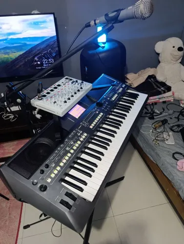 Teclado ? arranjador Yamaha original 670 com alguns ritmos pronto toca em bares e igreja 