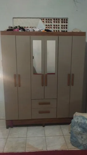 Vendo guarda roupas e cama de casal semi novos . Cama 700,00 e o guarda roupas 800,00