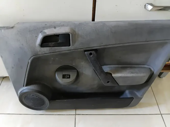 Forro de porta com botão de acionamento de vidro elétrico incluso