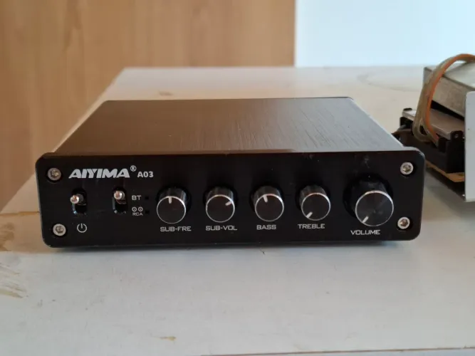 Amplificador digital de áudio e fonte chaveada metálica