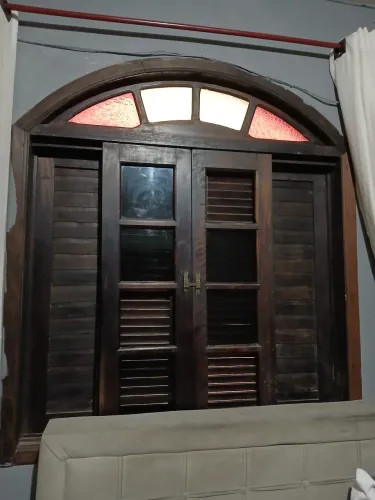 Janela de madeira  usada para retirar.