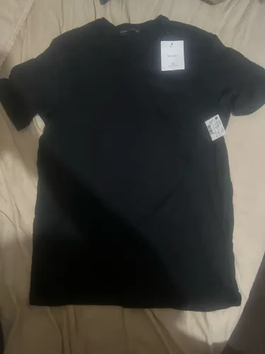 camiseta Gola V, preta. em algodão peruano.