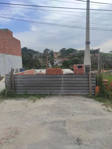 Terreno com casa em construção.