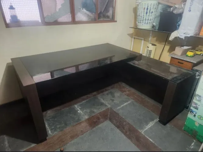Mesa de escritório em ótimo estado de conservação foi usada durante 1 mês