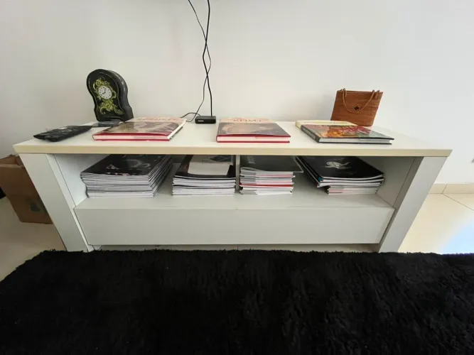 Rack branco Tok Stok com duas gavetas