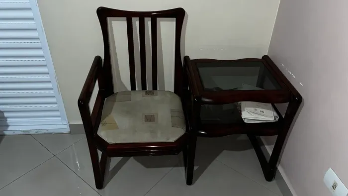 Cadeira antiga de novela com mesa.