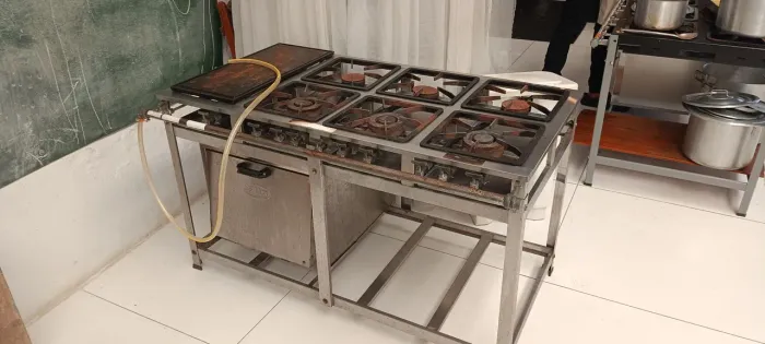Fogão industrial 6 bocas com forno e chapeira