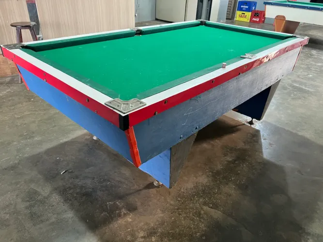 Vendo Mesas de Sinuca com taco em perfeito estado. Uma 2.300 às Duas por 4.000
