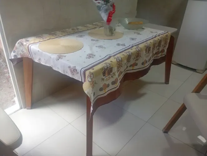 Mesa de Jantar em Madeira Maciça