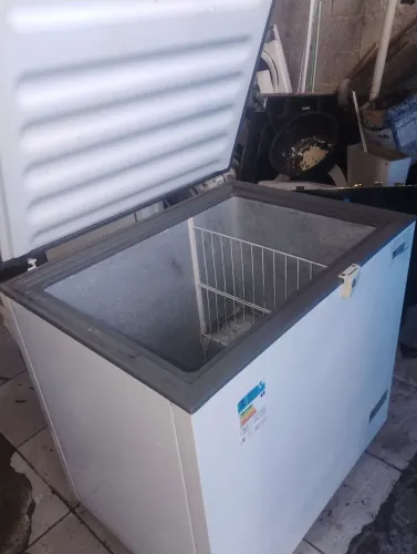 Vende se um frizer Consul 311 litros