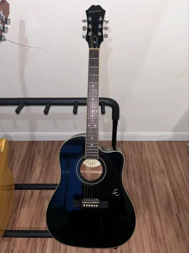 Violão Epiphone com hardcase Martin & Co