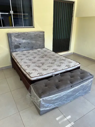 Vendo Cama Box casal molas ensacadas usada mais baú puff e cabeceira novos Entrego