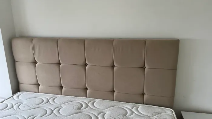 Cabeceira Queen Estofada - Bege | Estilo Moderno