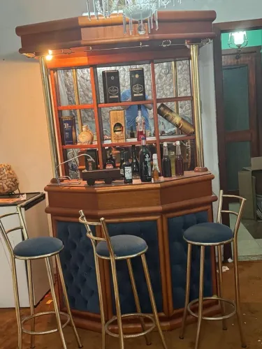 Bar todo em madeira balcão cadeiras fundo com espelho bem antigo a retirar
