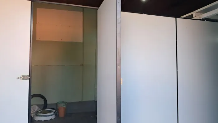 Divisória na cor cinza 4 placas e uma porta 