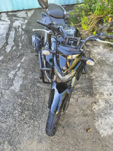 Venda de uma moto fazer preta e 2020 modelo 2021