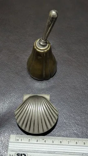 Lote Vintage: Sineta de Mão Antiga + Porta-Joias Concha (Banho de Prata)